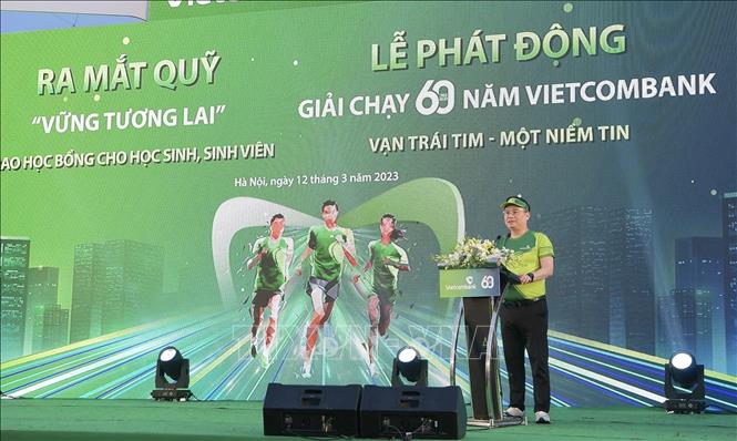 Ông Nguyễn Thanh Tùng, Thành viên Hội đồng quản trị, Tổng Giám đốc Vietcombank phát biểu khai mạc và phát động giải chạy. Ảnh: Trần Việt - TTXVN 