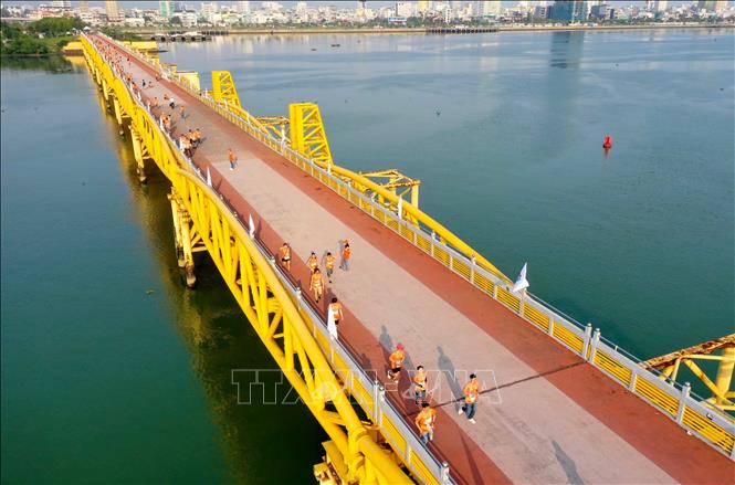Runners run accross Nguyen Van Troi bridge with a great view of Da Nang city. VNA Photo: Trần Lê Lâm