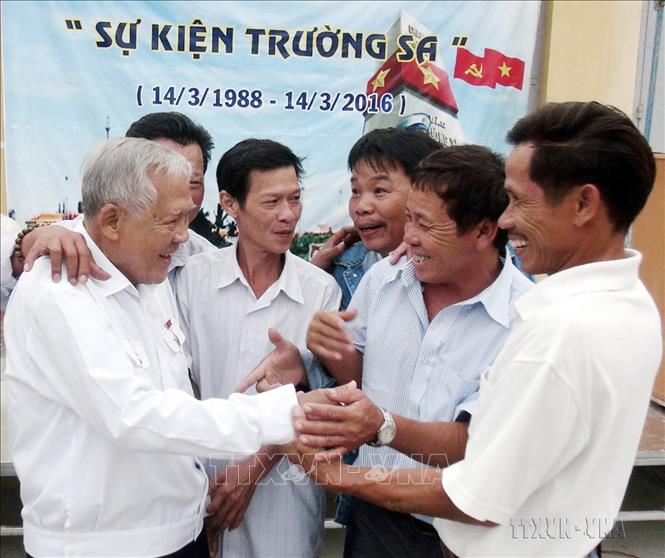 Kỷ niệm 28 năm trận chiến đấu bảo vệ Gạc Ma (14/3/1988 - 14/3/2016), gần 400 cựu chiến binh đã từng tham gia chiến đấu tại Trường Sa gặp mặt đầy cảm xúc tại xã Hòa Đồng, huyện Tây Hoà, tỉnh Phú Yên. Ảnh: Xuân Triệu – TTXVN