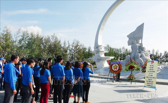 Đoàn viên thanh niên tỉnh Khánh Hòa dâng hương tại Khu tưởng niệm chiến sĩ Gạc Ma ở xã Cam Hải Đông, huyện Cam Lâm (tỉnh Khánh Hòa). Ảnh: Phan Sáu  - TTXVN