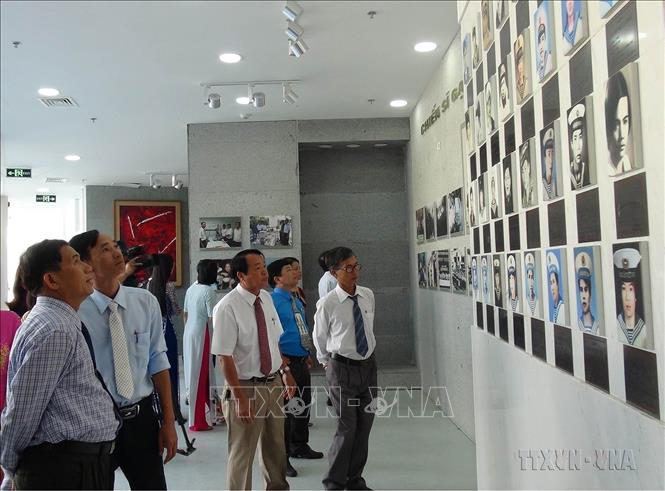 Người dân và du khách tham quan bảo tàng lưu giữ những hiện vật liên quan đến cuộc đời và thân nhân của 64 chiến sĩ Gạc Ma năm xưa, tại Khu tưởng niệm chiến sĩ Gạc Ma, xã Cam Hải Đông, huyện Cam Lâm (tỉnh Khánh Hòa). Ảnh: Phan Sáu - TTXVN