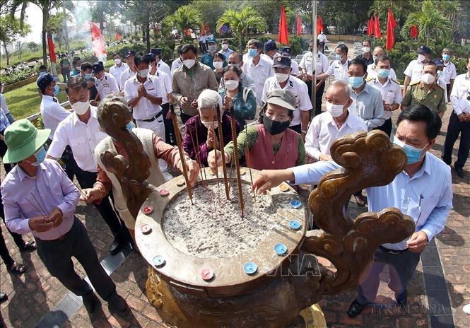 Đồng đội, thân nhân gia đình các liệt sĩ hy sinh tại Gạc Ma ngày 14/3/1988 tại buổi lễ tưởng niệm ở đình làng Nại Nam, phường Hòa Cường Bắc, quận Hải Châu, thành phố Đà Nẵng (13/3/2022). Ảnh: Trần Lê Lâm - TTXVN