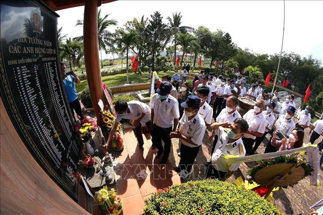Đồng đội, thân nhân gia đình các liệt sĩ thắp hương tưởng nhớ các CBCS đã hy sinh tại Gạc Ma ngày 14/3/1988, tại buổi lễ tưởng niệm ở Đình làng Nại Nam, phường Hòa Cường Bắc, quận Hải Châu, Đà Nẵng (13/3/2022). Ảnh: Trần Lê Lâm - TTXVN
