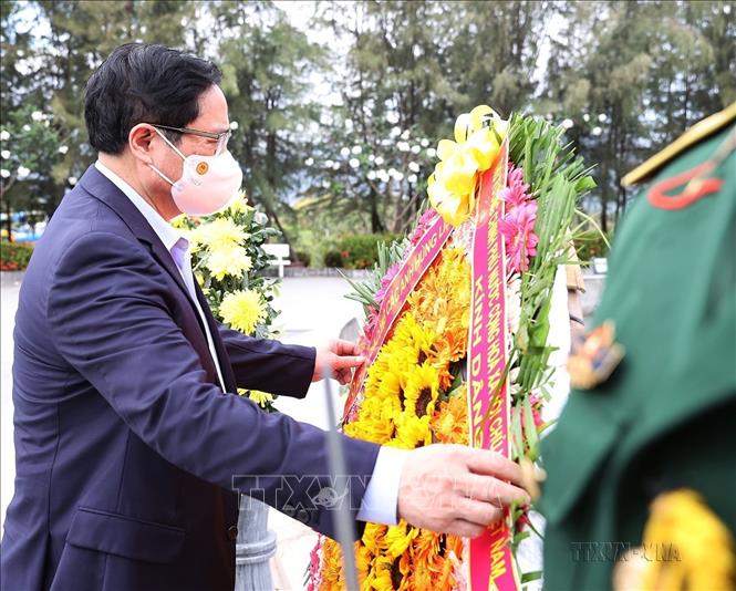 Chiều 12/3/2022, Thủ tướng Phạm Minh Chính và đoàn công tác đến dâng hương tại Khu tưởng niệm chiến sĩ Gạc Ma (xã Cam Hải Đông, huyện Cam Lâm, tỉnh Khánh Hòa). Ảnh: Dương Giang-TTXVN