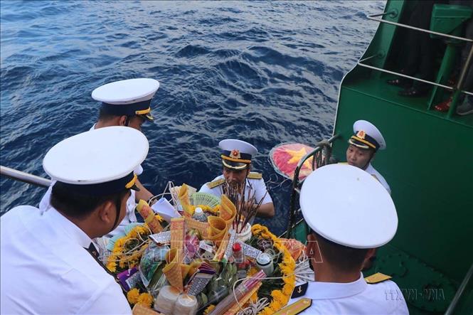 Trên hải trình ra Trường Sa qua vùng biển Gạc Ma, Cô Lin, Len Đao, các thành viên trên tàu 561 Hải quân, Lữ đoàn 146, Vùng 4 Hải quân tổ chức lễ dâng hương, thả hoa xuống biển tưởng niệm các liệt sỹ đã anh dũng hy sinh để bảo vệ chủ quyền biển đảo Tổ quốc. Ảnh: Nguyễn Văn Nhật - TTXVN