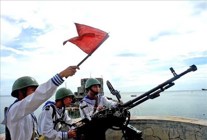 Những người chiến sĩ Trường Sa đang ngày đêm nâng cao cảnh giác, vững tay súng nơi đầu sóng ngọn gió, sẵn sàng chiến đấu và hy sinh để bảo vệ vững chắc chủ quyền biển, đảo thiêng liêng của Tổ quốc. Ảnh: Huy Hùng – TTXVN
