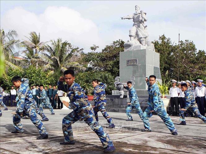 Chiến sĩ đảo Nam Yết rèn luyện võ thuật, nâng cao sức khỏe, sẵn sàng hoàn thành nhiệm vụ bảo vệ vững chắc chủ quyền biển, đảo thiêng liêng của Tổ quốc. Ảnh: Dương Giang - TTXVN