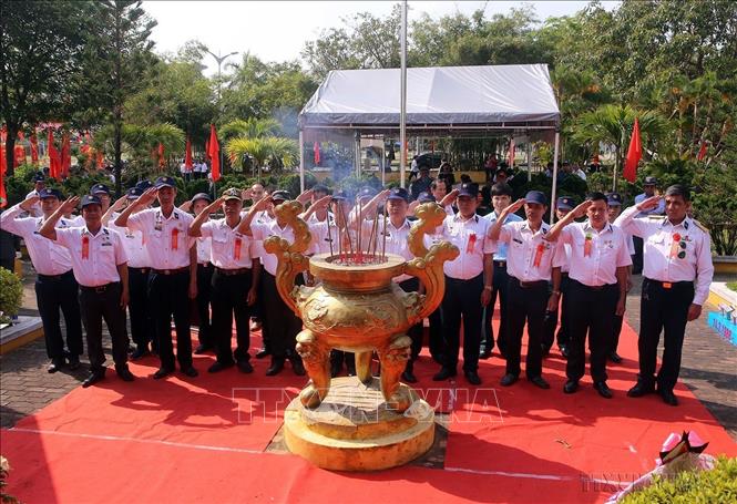 Cựu chiến binh Ban Liên lạc truyền thống bộ đội Trường Sa tại Đà Nẵng tổ chức tưởng niệm, tri ân các liệt sĩ hy sinh tại Gạc Ma (Đà Nẵng, 12/3/2023). Ảnh: Trần Lê Lâm - TTXVN
