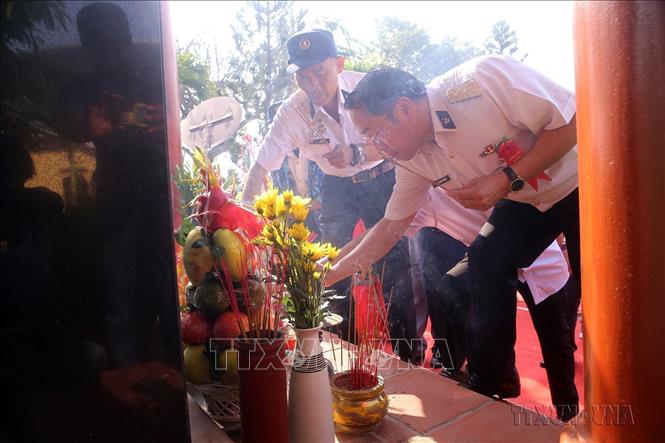 Cựu chiến binh Ban Liên lạc truyền thống bộ đội Trường Sa tại Đà Nẵng dâng hương tưởng niệm, tri ân các liệt sĩ hy sinh tại Gạc Ma (Đà Nẵng, 12/3/2023). Ảnh: Trần Lê Lâm - TTXVN