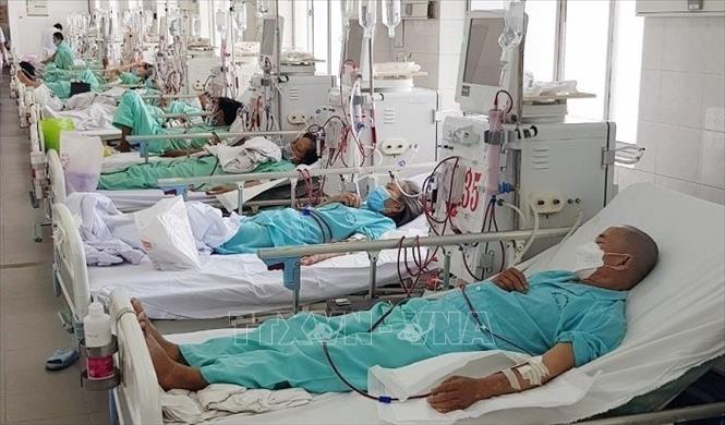 Bệnh nhân chạy thận nhân tạo chu kỳ tại Bệnh viện Đa khoa Long An. Ảnh: TTXVN phát