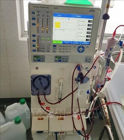Máy chạy thận nhân tạo Fresenius Medical care 4008s được Bệnh viện Đa khoa Long An đưa vào sử dụng ngay sau khi được trao tặng. Ảnh: TTXVN phát