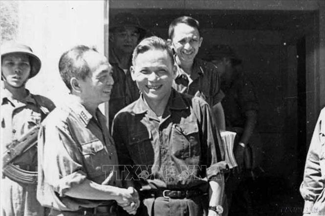 Thượng tượng Chu Huy Mân, nguyên Tư lệnh Quân giải phóng Quân khu 5 và Đại tướng Võ Nguyên Giáp tại Sở chỉ huy Quân đoàn 1 Ngụy quyền Sài Gòn sau ngày thành phố Đà Nẵng vừa giải phóng (3/1975). Ảnh: Tư liệu - TTXVN