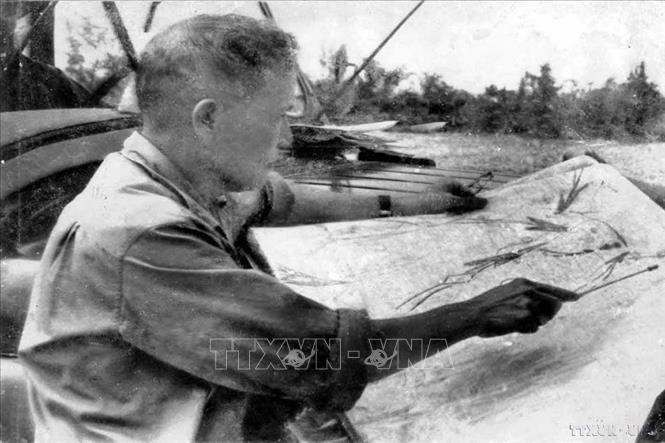 Thượng tướng Chu Huy Mân, nguyên Tư lệnh Quân giải phóng Quân khu 5 đang kiểm tra, theo dõi các mũi tiến công của quân giải phóng đánh vào thành phố Đà Nẵng (3/1975). Ảnh: Tư liệu – TTXVN