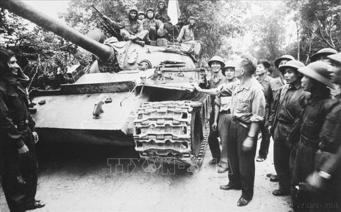 Thượng tướng Chu Huy Mân, Tư lệnh Quân khu 5 đến thăm đơn vị xe tăng T54 trước giờ tiến công vào giải phóng thành phố Đà Nẵng (1975). Ảnh: Hồng Phấn – TTXVN 