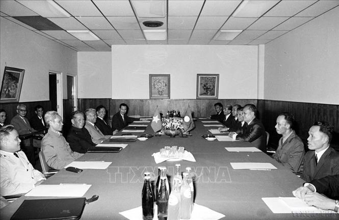 Thượng tướng Chu Huy Mân (ngoài cùng, bên trái) cùng các đồng chí lãnh đạo Đảng, Chính phủ Việt Nam hội đàm với đoàn đại biểu Đảng, Chính phủ Lào (15/7/1977). Ảnh: Văn Bảo – TTXVN
