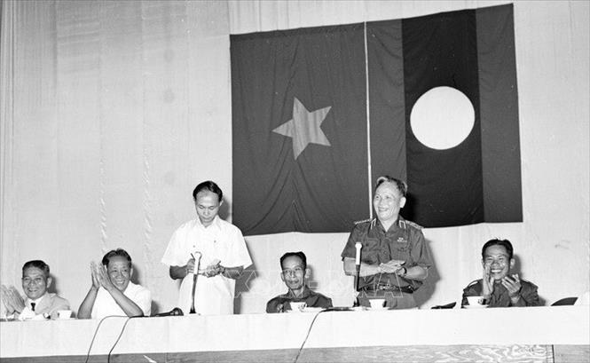 Thượng tướng Chu Huy Mân cùng các đồng chí lãnh đạo Đảng, chính phủ Việt Nam thăm đơn vị quân đội Lào (1977). Ảnh: TTXVN