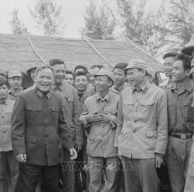 Thượng tướng Chu Huy Mân, Chủ nhiệm Tổng cục Chính trị ân cần thăm hỏi các cán bộ quân đội sắp đi công tác về các tỉnh miền núi (11/1977). Ảnh: Hồng Thụ - TTXVN 
