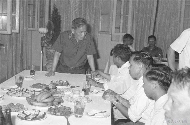 Thượng tướng Chu Huy Mân, Chủ nhiệm Tổng cục Chính trị nói chuyện thân mật với đại biểu tại buổi gặp mặt đại biểu các dân tộc biên giới phía Bắc (6/1978). Ảnh: Vũ Tạo - TTXVN