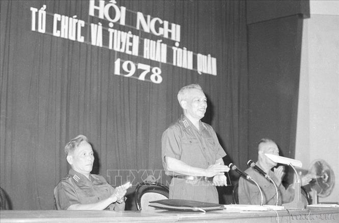 Đại tướng Văn Tiến Dũng, Thượng tướng Chu Huy Mân (ngoài cùng, bên trái) dự Hội nghị công tác tổ chức và tuyên huấn toàn quân do Tổng cục Chính trị Quân đội nhân dân Việt Nam tổ chức (1978). Ảnh: Nguyễn Dĩnh - TTXVN
