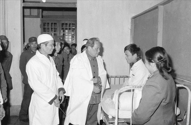 Đại tướng Chu Huy Mân, Chủ nhiệm Tổng cục Chính trị thăm bệnh nhân đang điều trị tại bệnh viện Quân y 103 nhân dịp Tết Nguyên đán Giáp Tý (1984). Ảnh; Hứa Kiểm - TTXVN
