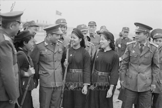 Đại tướng Chu Huy Mân, Chủ nhiệm Tổng cục Chính trị nói chuyện với các nữ dân quân dân tộc Tày ở Lạng Sơn (1984). Ảnh: Hứa Kiểm – TTXVN
