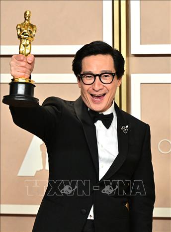 Diễn viên Quan Kế Huy đoạt tượng vàng Oscar ở hạng mục “Nam diễn viên phụ xuất sắc nhất” tại lễ trao giải Oscar ở Hollywood, bang California (Mỹ) ngày 13/3/2023. Ảnh: AFP/TTXVN