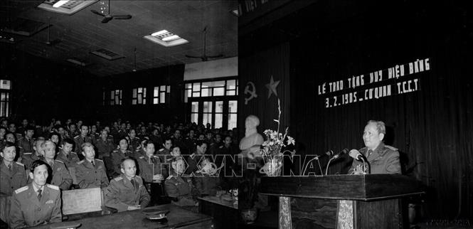 Đại tướng Chu Huy Mân phát biểu tại lễ trao huy hiệu 50 năm tuổi Đảng do Tổng cục Chính trị, Bộ Quốc phòng tổ chức (3/2/1985). Ảnh: Hồng Thụ - TTXVN 