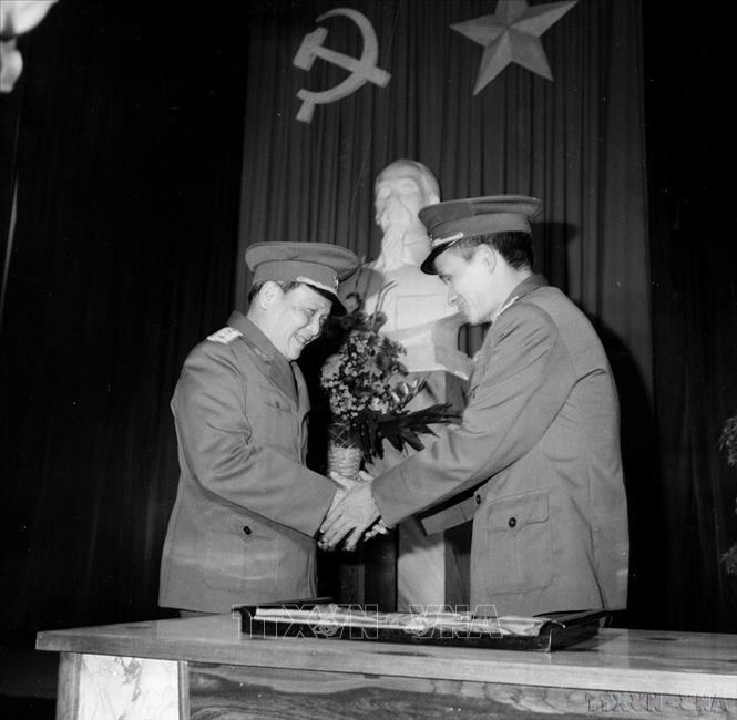 Đại tướng Chu Huy Mân nhận huy hiệu 50 năm tuổi Đảng do Tổng cục Chính trị, Bộ Quốc phòng tổ chức (3/2/1985). Ảnh: Hồng Thụ - TTXVN 