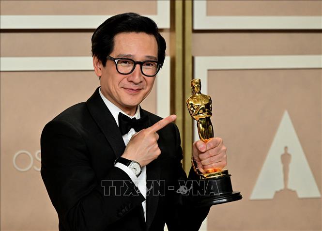 Diễn viên gốc Việt Quan Kế Huy đoạt tượng vàng Oscar ở hạng mục “Nam diễn viên phụ xuất sắc nhất” tại lễ trao giải Oscar ở Hollywood, bang California (Mỹ) ngày 12/3/2023. Ảnh: AFP/TTXVN