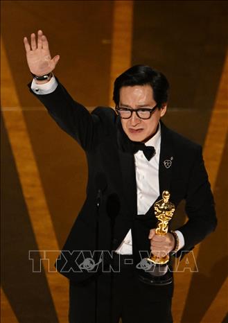 Diễn viên gốc Việt Quan Kế Huy đoạt tượng vàng Oscar ở hạng mục “Nam diễn viên phụ xuất sắc nhất” tại lễ trao giải Oscar ở Hollywood, bang California (Mỹ) ngày 12/3/2023. Ảnh: AFP/TTXVN