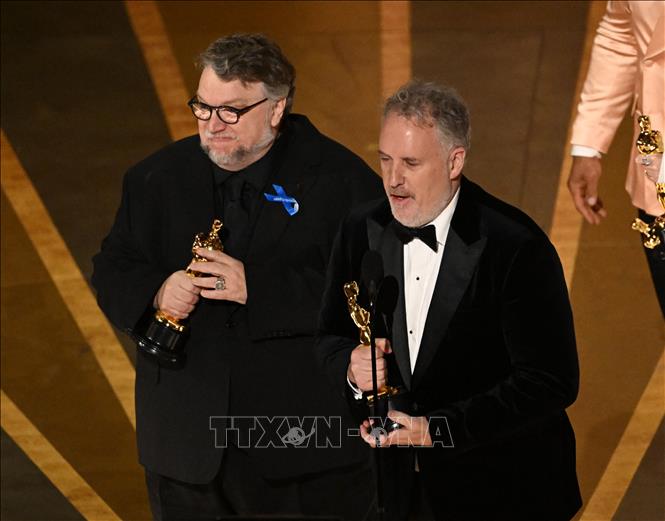 Đạo diễn Guillermo Del Toro (trái) được trao giải Oscar ở hạng mục 