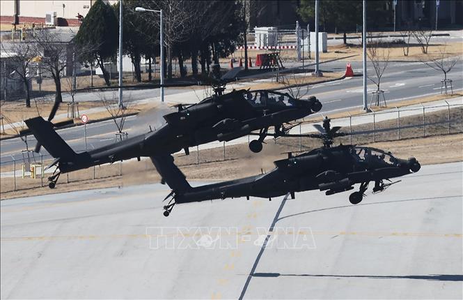 Máy bay trực thăng Apache cất cánh từ căn cứ quân sự Camp Humphreys ở Pyeongtaek, cách thủ đô Seoul 65 km về phía bắc , tham gia cuộc tập trận chung, ngày 13/3/2023. Ảnh: YONHAP/TTXVN