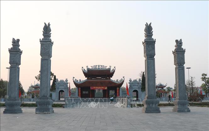 Trong ảnh: Cổng chính dẫn vào Đền được thiết kế gồm 4 cột trụ đá, được chạm khắc tinh xảo. Ảnh: Thái Hùng- TTXVN