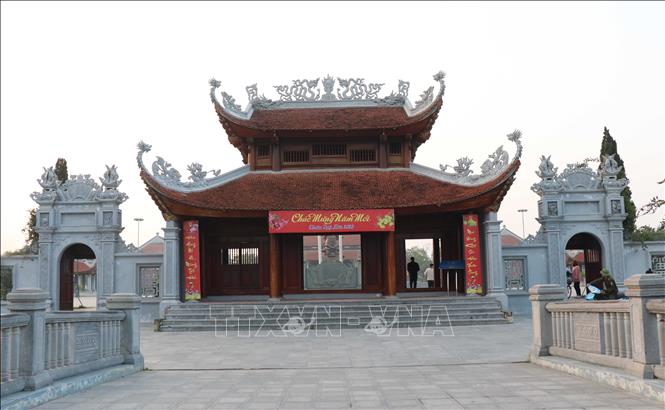 Trong ảnh: Cổng Tam quan Đền thờ Thái úy Lý Thường Kiệt. Ảnh: Thái Hùng- TTXVN