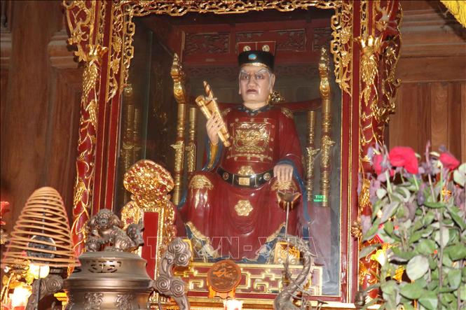 Trong ảnh: Tượng Thái úy Lý Thường Kiệt bên trong Đền chính. Ảnh: Thái Hùng- TTXVN