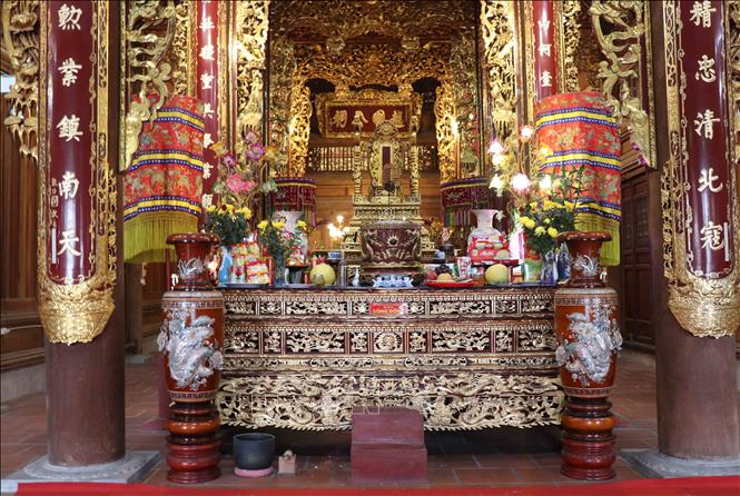 Trong ảnh: Gian thờ Thái úy Lý Thường Kiệt bên trong Đền chính. Ảnh: Thái Hùng- TTXVN