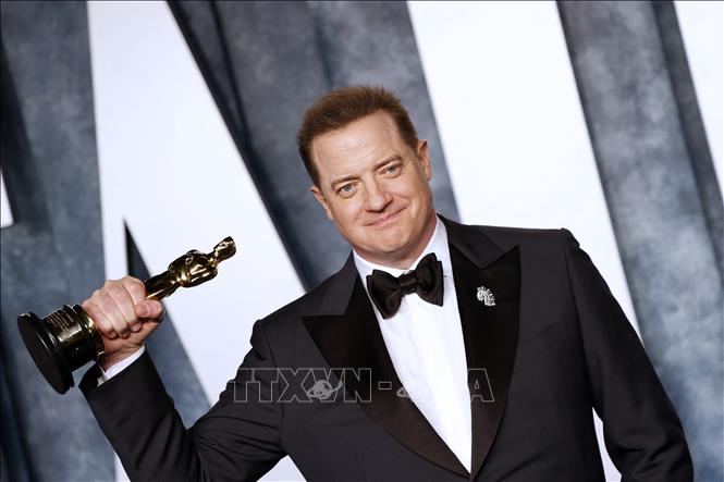 Nam diễn viên Mỹ Brendan Fraser giành tượng vàng Oscar cho hạng mục Nam diễn viên chính xuất sắc nhất tại lễ trao giải ở Beverly Hills, California (Mỹ) ngày 12/3/2023. Ảnh: AFP/TTXVN