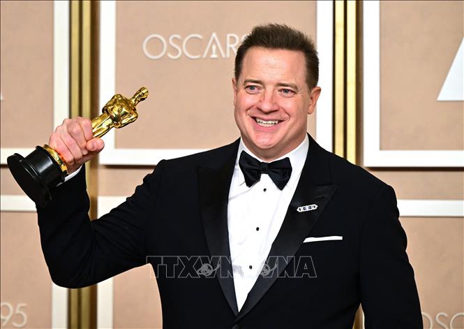 Nam diễn viên Mỹ Brendan Fraser giành tượng vàng Oscar cho hạng mục Nam diễn viên chính xuất sắc nhất tại lễ trao giải ở Beverly Hills, California (Mỹ) ngày 12/3/2023. Ảnh: AFP/TTXVN