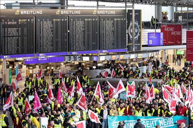 (Tư liệu) Nhân viên tham gia đình công yêu cầu tăng lương tại sân bay Frankfurt, miền tây nước Đức, ngày 17/2/2023. ảnh: AFP/ TTXVN