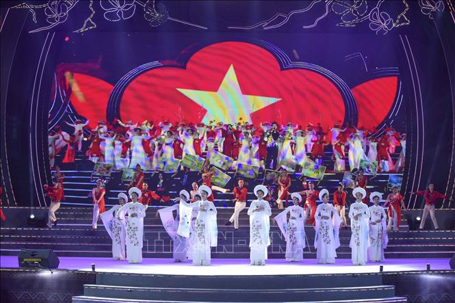 Trong ảnh: Tiết mục văn nghệ tại đêm Chung kết. Ảnh: Xuân Tư – TTXVN