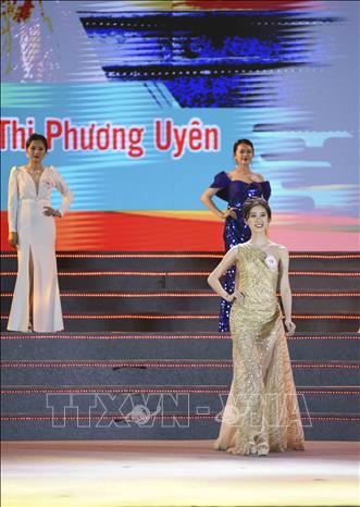 Trong ảnh: Thí sinh Nguyễn Thị Phương Uyên trình diễn trang phục dạ hội. Ảnh: Xuân Tư – TTXVN