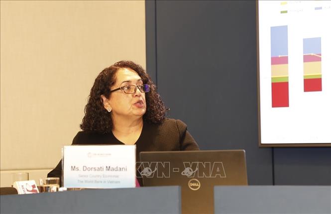 WB senior economist Dorsati Madani speaks at the announcement ceremony. VNA Photo: Trần Việt