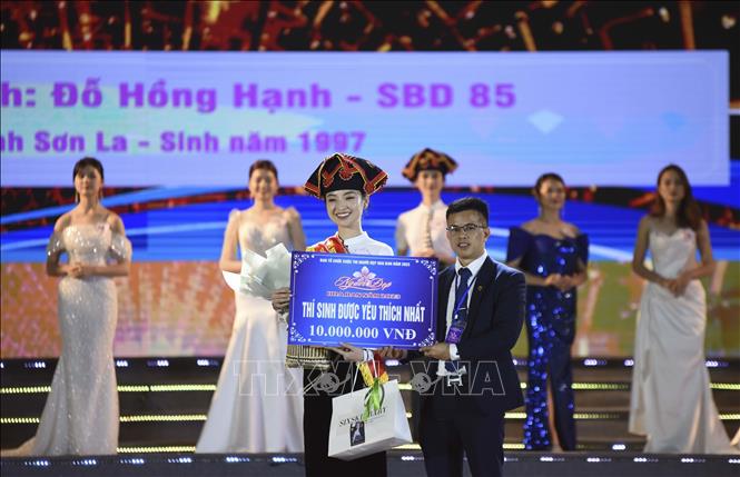Trong ảnh: Trao giải Người đẹp được yêu thích nhất cho thí sinh Đỗ Hồng Hạnh. Ảnh: Xuân Tư – TTXVN