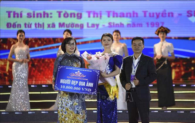 Trong ảnh: Trao giải Người đẹp qua ảnh cho thí sinh Tòng Thị Thanh Tuyền. Ảnh: Xuân Tư – TTXVN