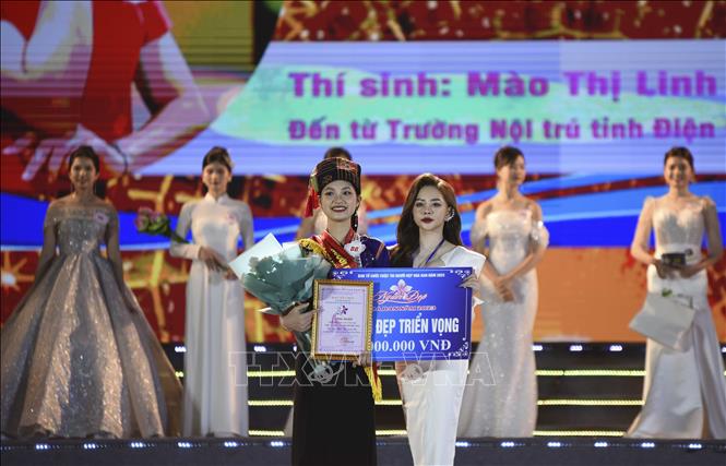 Trong ảnh: Trao giải Người đẹp triển vọng cho thí sinh Mào Thị Linh Chi. Ảnh: Xuân Tư – TTXVN