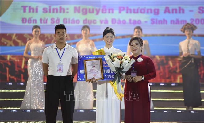 Trong ảnh: Trao giải thí sinh trình diễn áo dài đẹp nhất cho Nguyễn Phương Anh. Ảnh: Xuân Tư – TTXVN