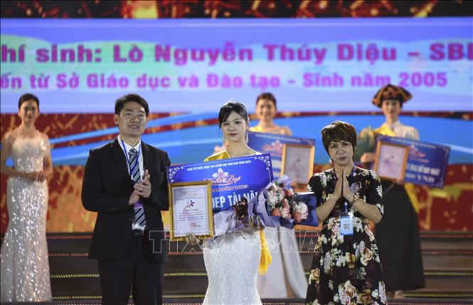 Trong ảnh: Trao giải Người đẹp tài năng cho Lò Nguyễn Thúy Diệu. Ảnh: Xuân Tư – TTXVN