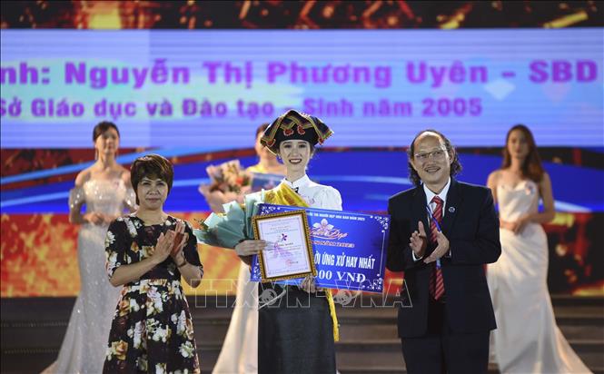 Trong ảnh: Trao giải thí sinh trả lời ứng xử hay nhất cho Nguyễn Thị Phương Uyên. Ảnh: Xuân Tư – TTXVN
