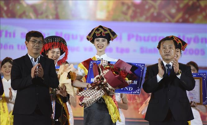 Trong ảnh: Trao giải Người đẹp Hoa Ban 2023 cho Nguyễn Thị Phương Uyên. Ảnh: Xuân Tư – TTXVN