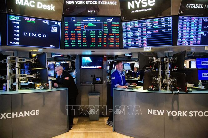 Hoạt động giao dịch tại sàn chứng khoán New York, Mỹ ngày 13/3/2023. Ảnh: THX/TTXVN